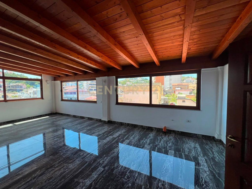 Kati i 3-të i Shtëpi Private Open Space me Qira për Zyra ,Durres !!