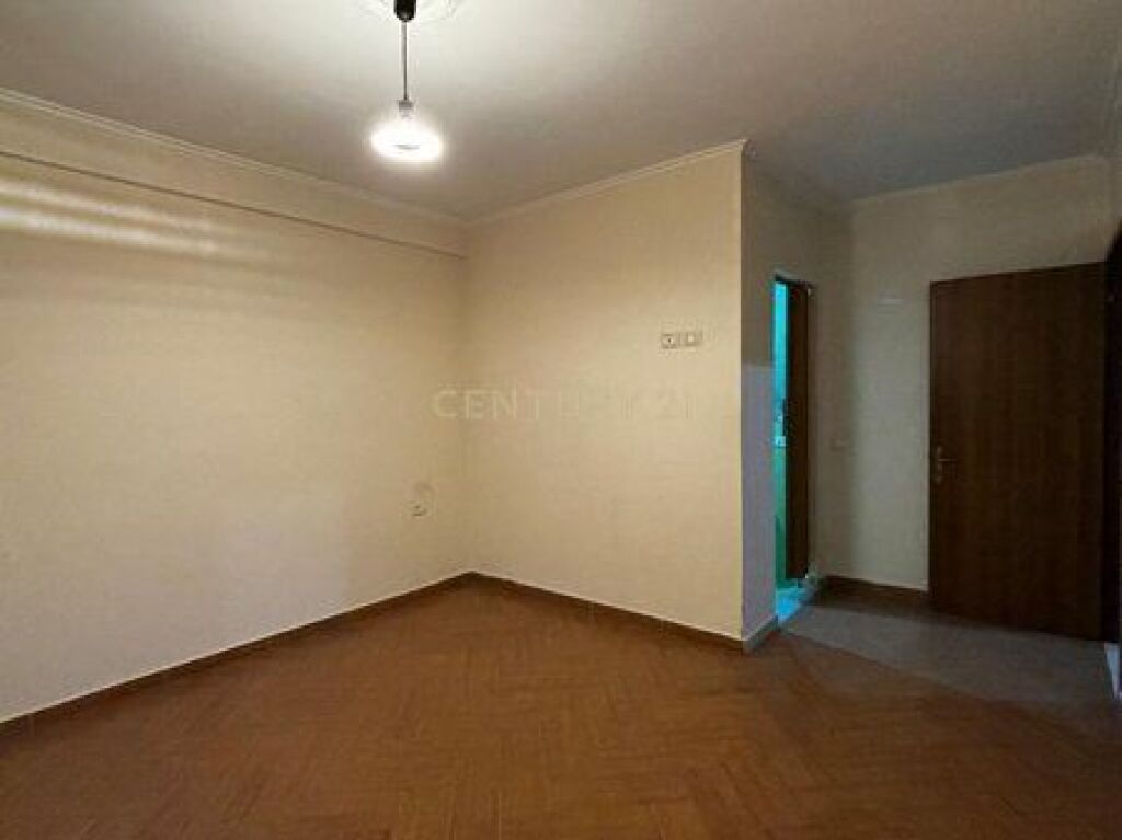 Shitet apartament 2+1+2 në Misto Mame