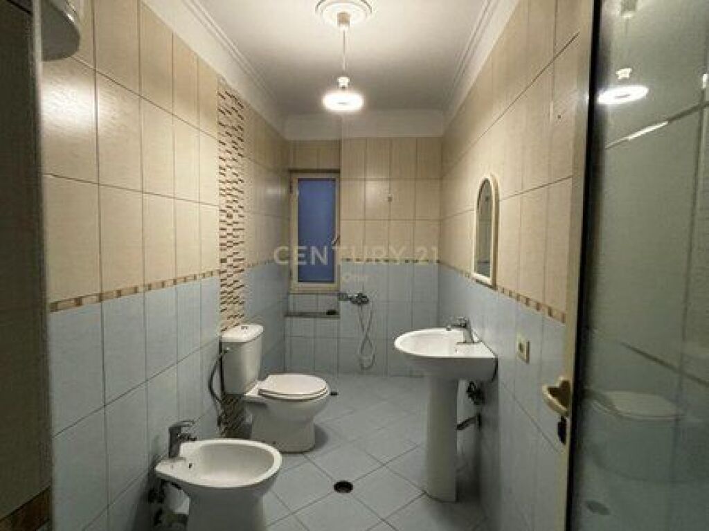 Shitet apartament 2+1+2 në Misto Mame
