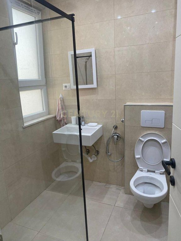 Jepet me qira Apartament 1 + 1 tek Tregu Elektrik ! 450 € /Muaj