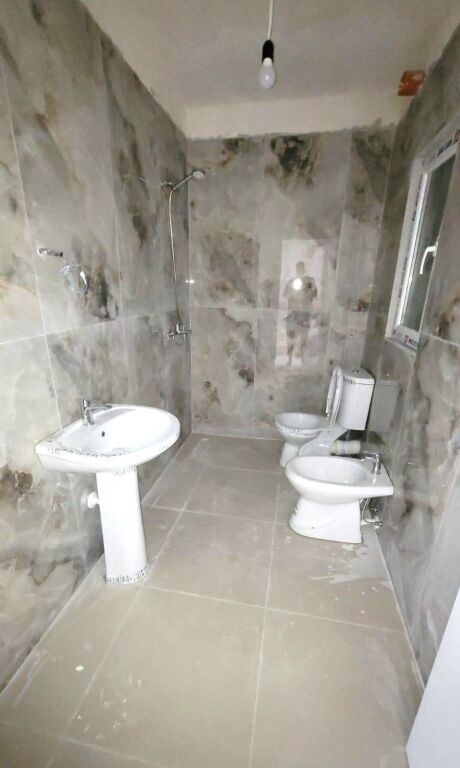 Shitet  apartament 3+1 Kavaje