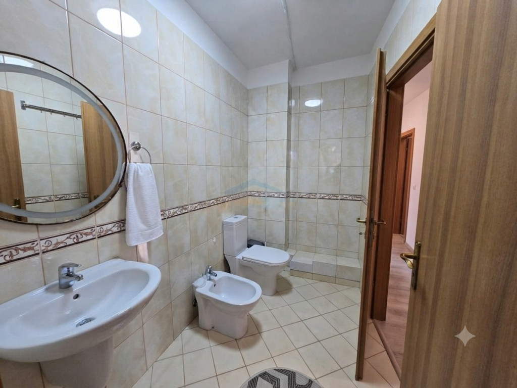 Qera Apartament 2+1+2, Rruga 5 Maji, Tiranë