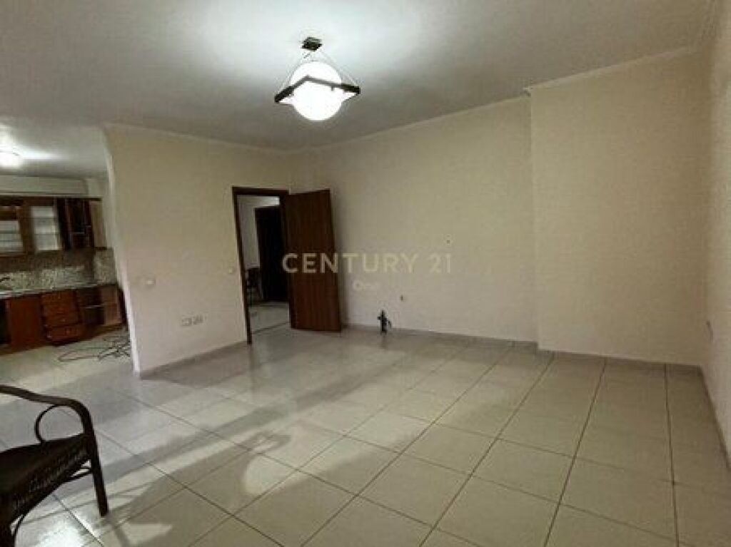 Shitet apartament 2+1+2 në Misto Mame