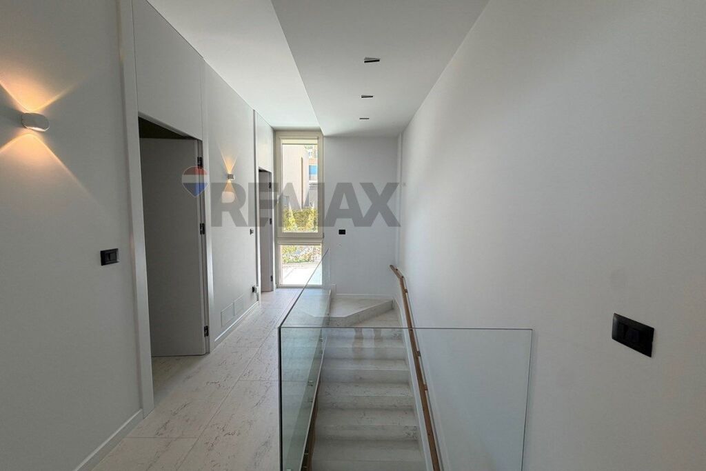 VILLA WITH POOL FOR SALE IN GREEN COAST 1!