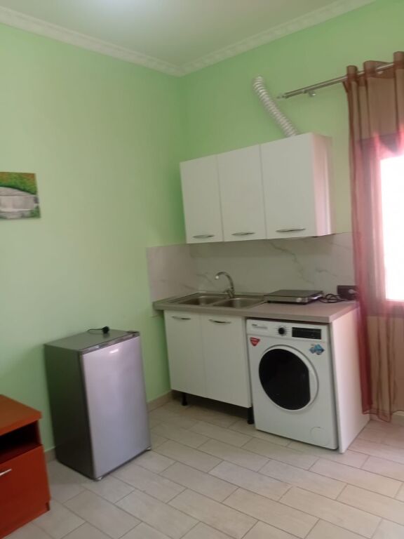 Jepet me Qera hyrje 1+1 te Kafja e Rremës