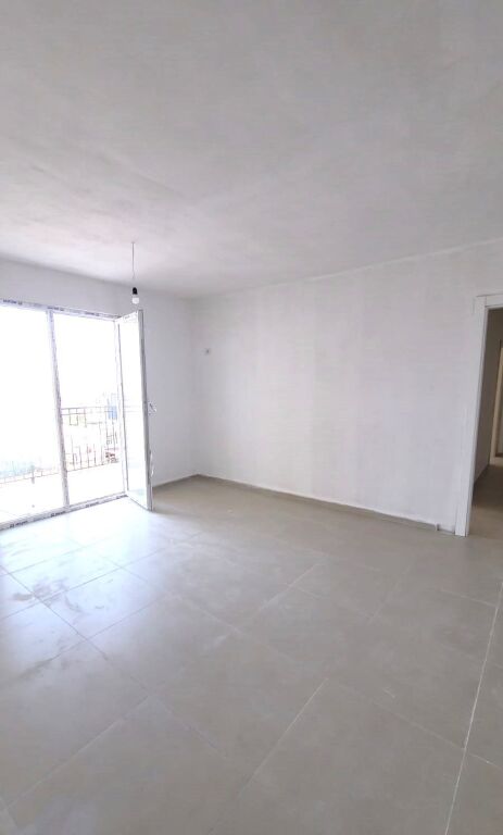 Shitet  apartament 3+1 Kavaje