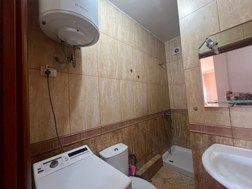 Apartament 1+1 + ballkon, me Qira, Prane Pazarit te Ri, Rr. Tefta Tashko Koco, prane Poliklinikes