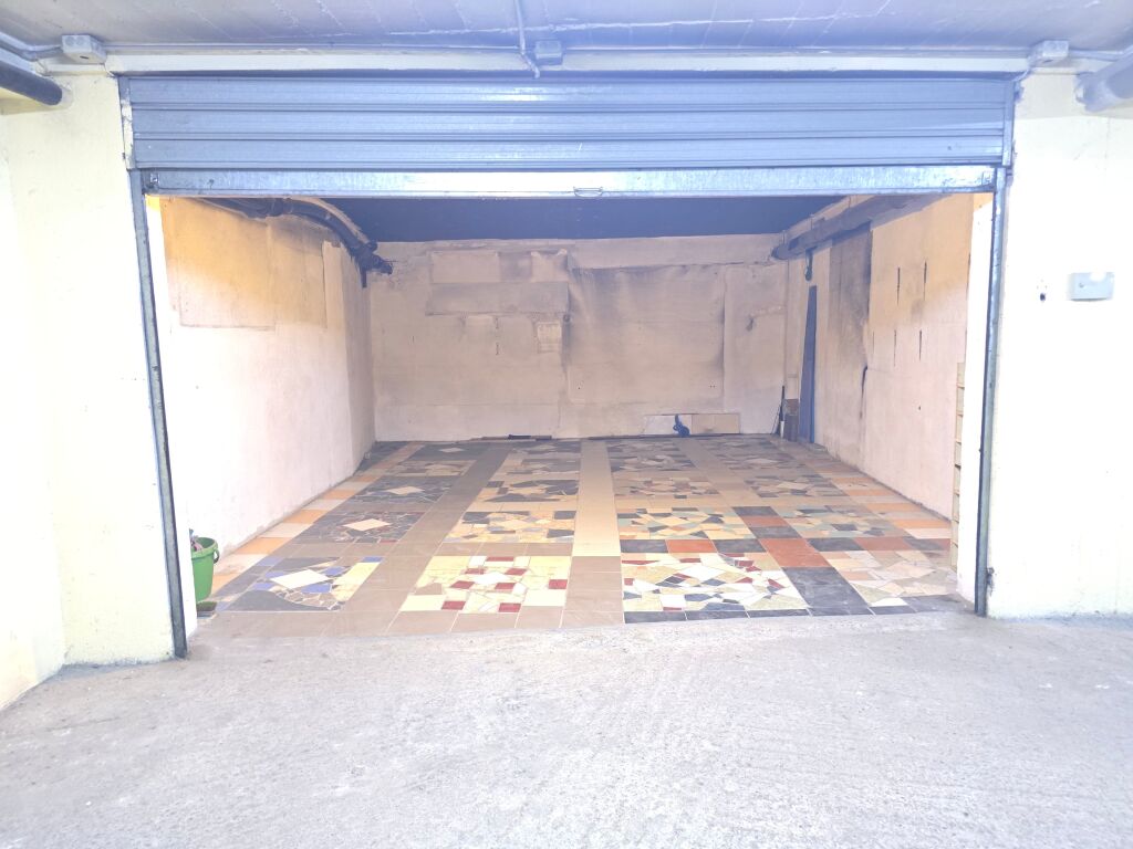 jepet me qera apartament 2+1+3 Ballkon, 2 banjo, Kati 3, 120 m², garazh me 2 poste parkimi, 800 € (Rruga Siri Kodra, pranë qendrës shëndetësore Nr.3)
