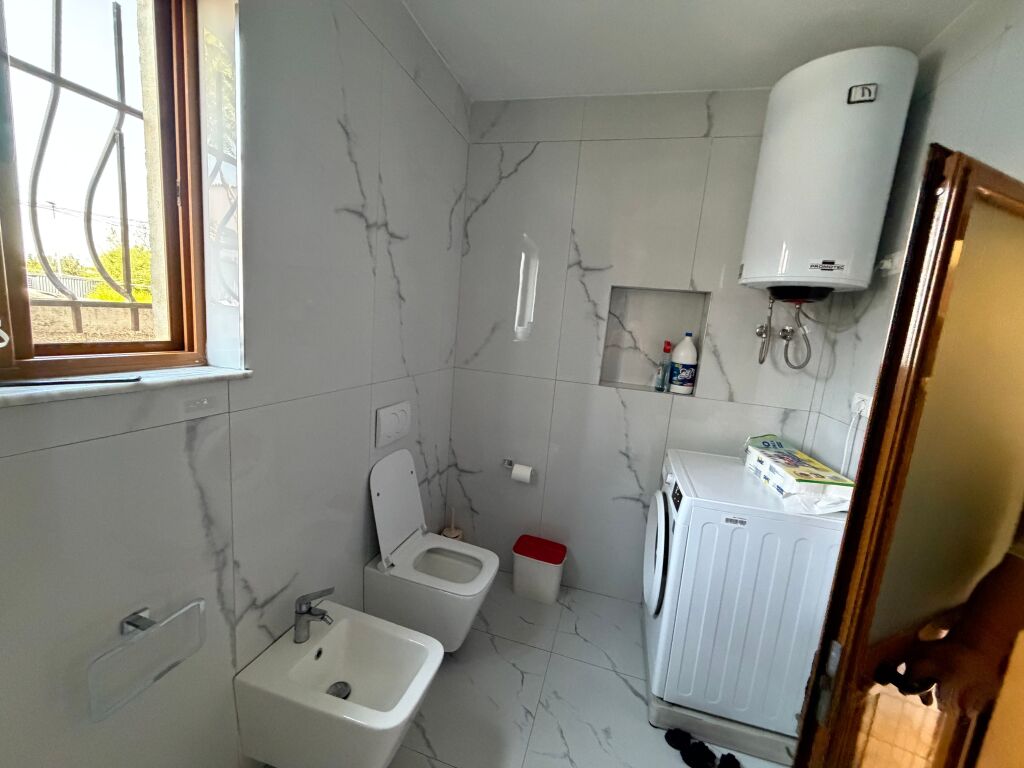 🏡 Jepet me Qera Apartament 1+1  📍 Adresa: Mbrapa Spitalit Ushtarak, Rruga Ramadan Cejku