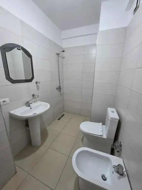 Apartament 2+1 me qera ne Astir prane Viles L ne rrugen Sokrat Miho