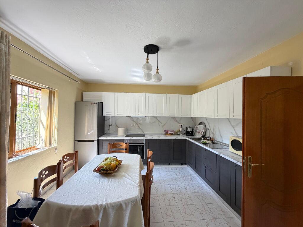 🏡 Jepet me Qera Apartament 1+1  📍 Adresa: Mbrapa Spitalit Ushtarak, Rruga Ramadan Cejku