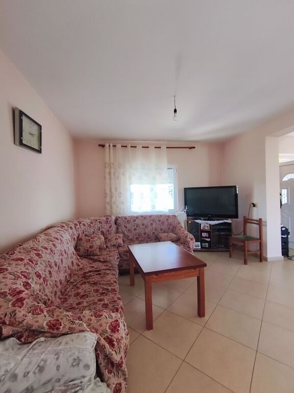 Casa Familiare con Due Piani e Terreno di 800 m² – Ottimo Potenziale di Investimento