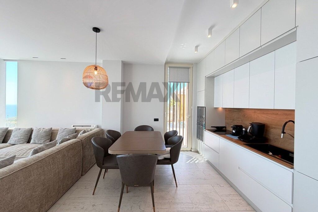 VILLA WITH POOL FOR SALE IN GREEN COAST 1!