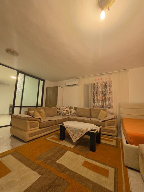 🏡 Apartament 1+1 me qera  📍 Ngjitur me shkollën Vasil Shanto