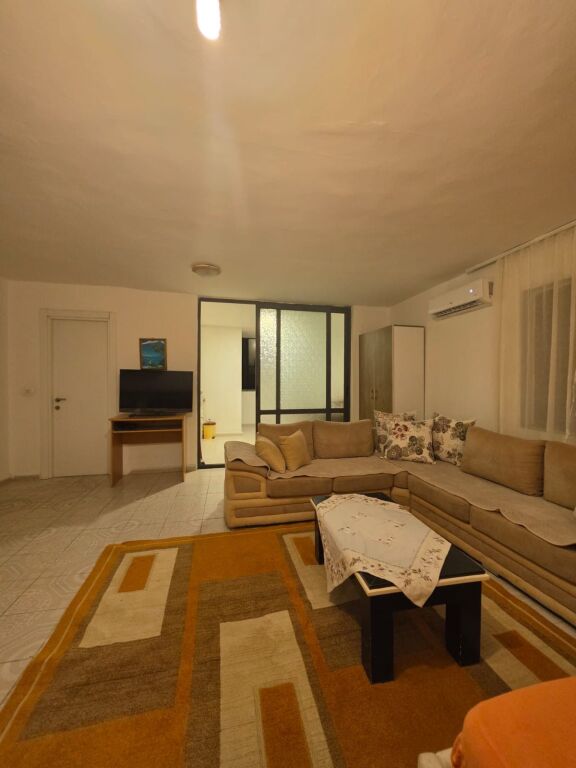 🏡 Apartament 1+1 me qera  📍 Ngjitur me shkollën Vasil Shanto