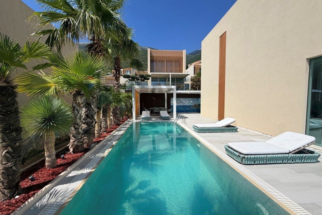 VILLA WITH POOL FOR SALE IN GREEN COAST 1!