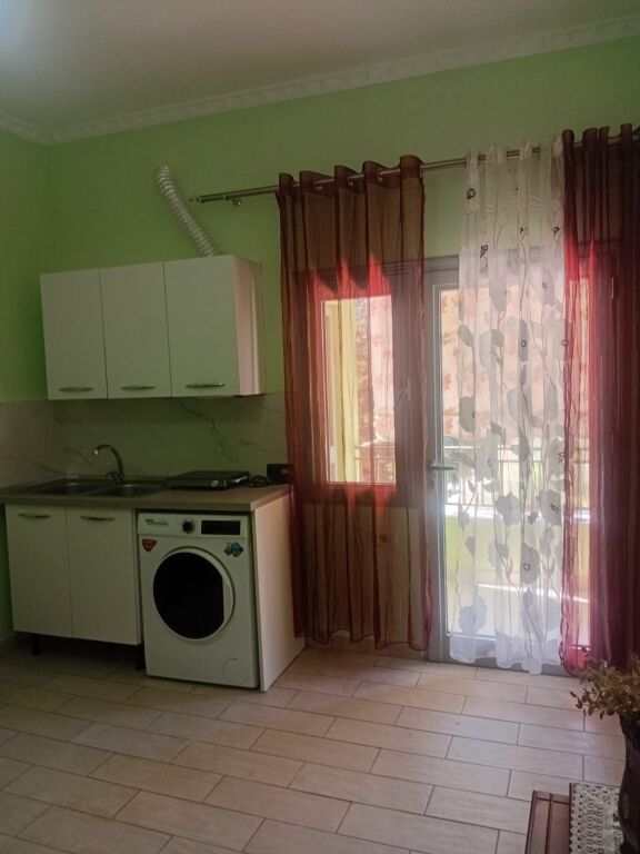 Jepet me Qera hyrje 1+1 te Kafja e Rremës