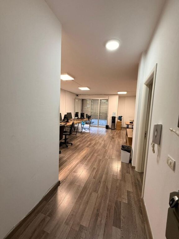 UFFICIO IN AFFITTO 100M2 STADIO DINAMO 130.000 LEKE FH-86756