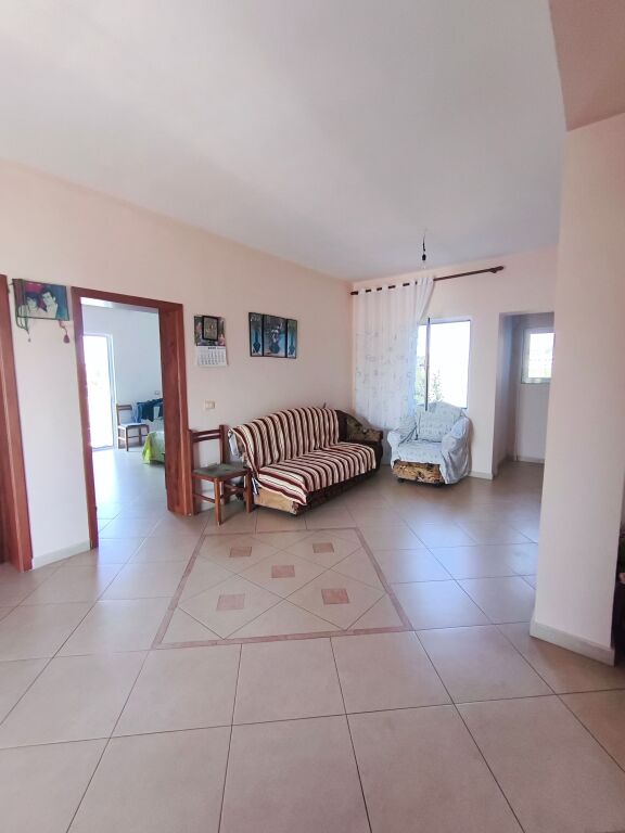 Casa Familiare con Due Piani e Terreno di 800 m² – Ottimo Potenziale di Investimento