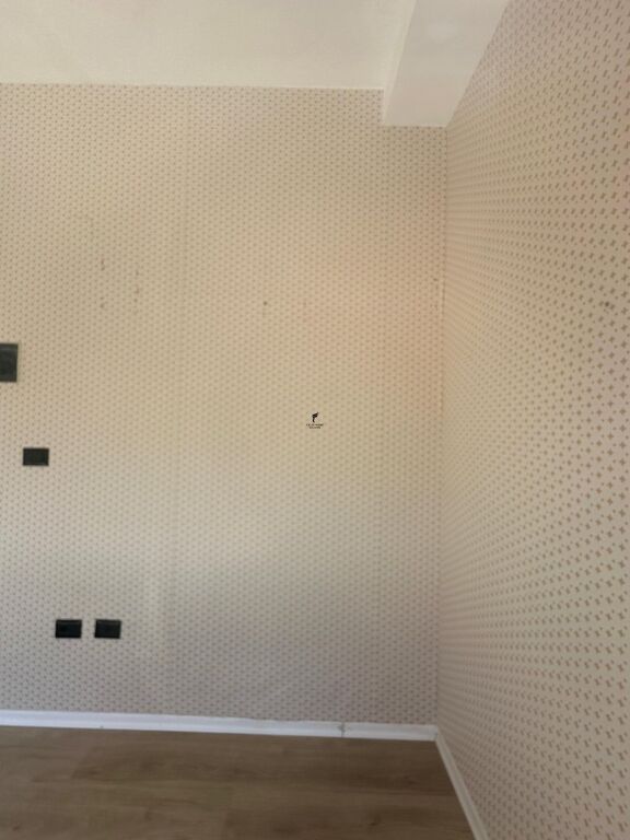 NEGOZIO IN AFFITTO 17 M2 VIA BARDHYL 38.000 LEKE FH-86708