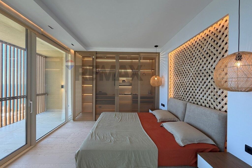 VILLA WITH POOL FOR SALE IN GREEN COAST 1!