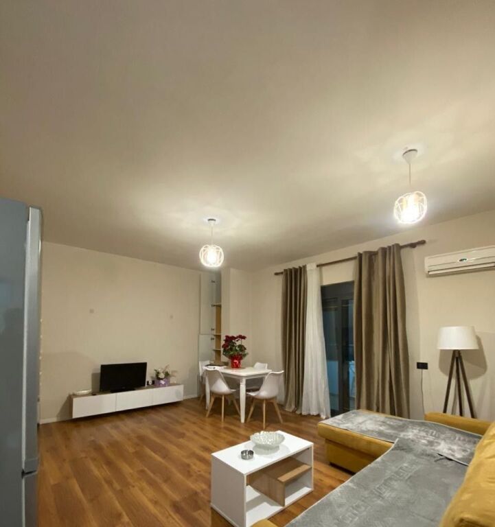 🏢Laprake,prane Shkolles se Mesme “Aleks Buda”jepet me qera apartament 1+1,i mobiluar.45,000Leke