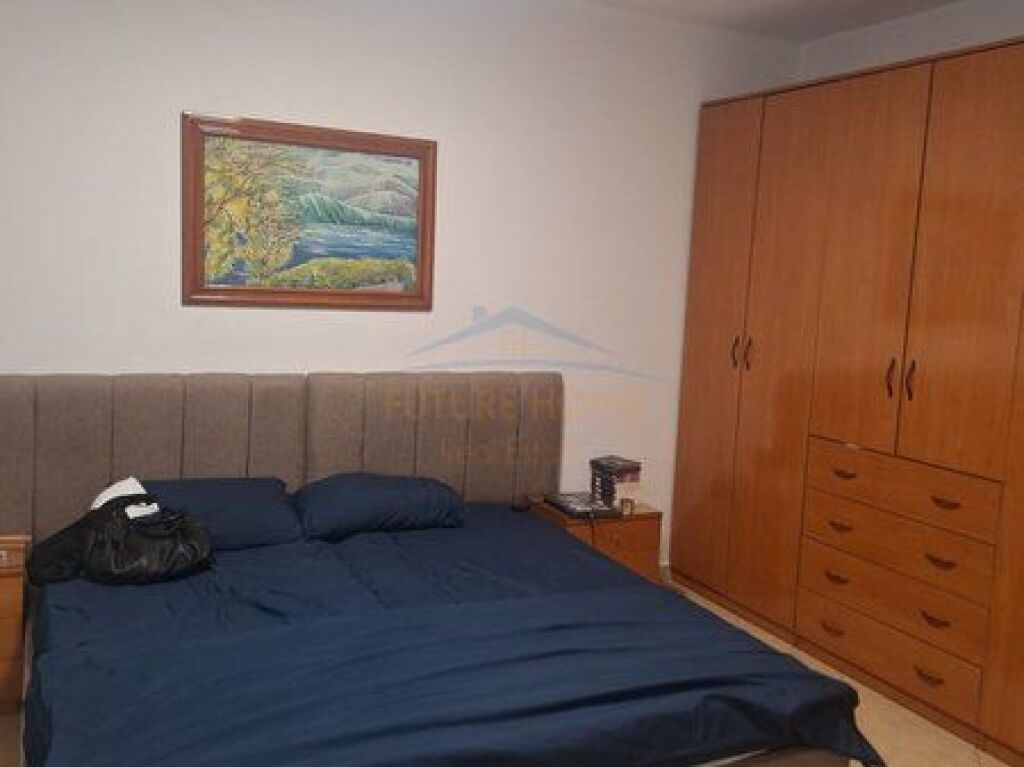 Shiten, Dy Garsoniere, Rruga e Durrësit, Tiranë.