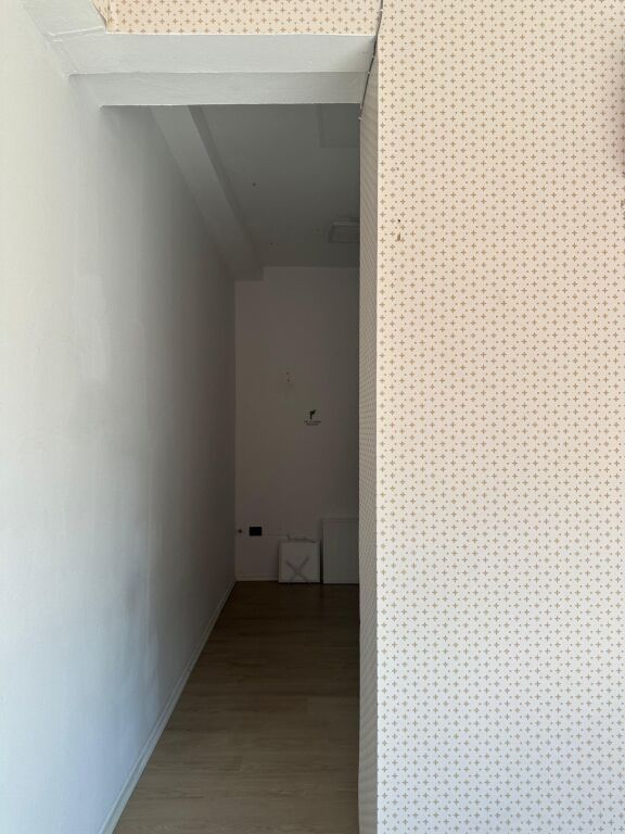 NEGOZIO IN AFFITTO 17 M2 VIA BARDHYL 38.000 LEKE FH-86708