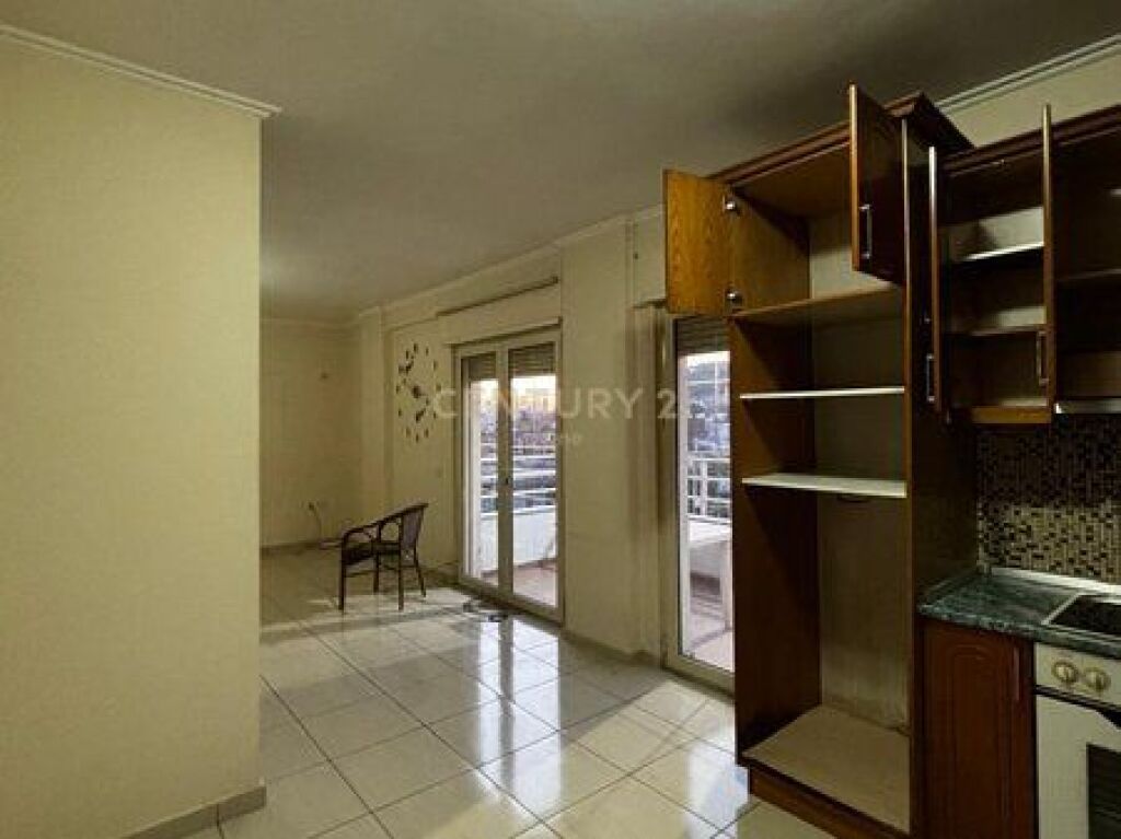 Shitet apartament 2+1+2 në Misto Mame