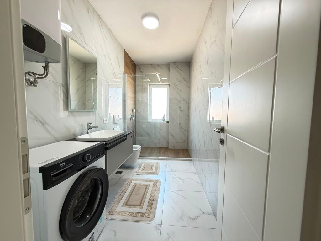 2+1 apartment for sale near 21 Dhjetori!