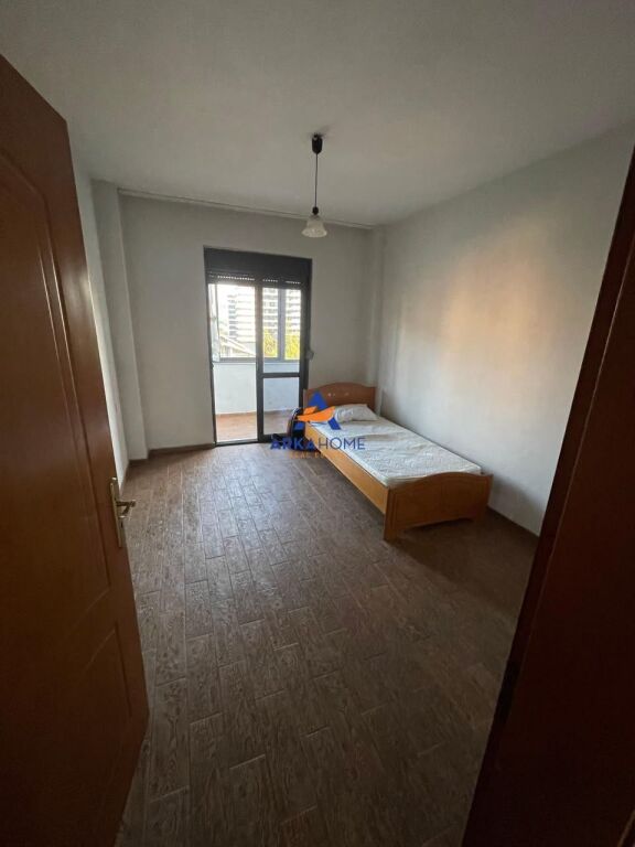 JEPET APARTAMENT 2+1+BALLKON ME QERA "LAPRAKE" 30.000 LEKE