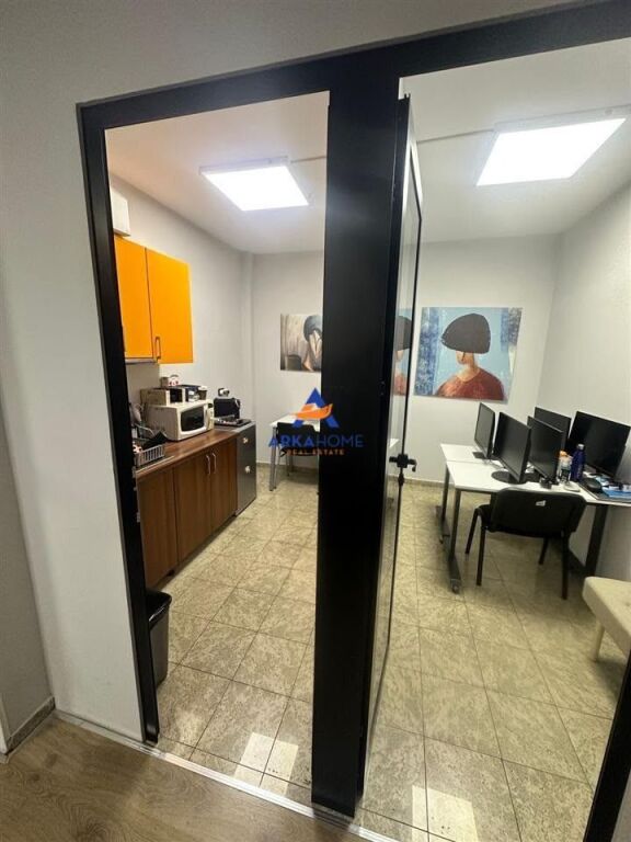 JEPET AMBIENT ZYRE ME QERA 140M2 "BLLOK" 250.000 LEKE