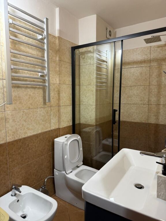 🏢Kodra e Diellit,prane Supermarket Xhangolli jepet me qera apartament 1+1,i mobiluar.55,000Leke