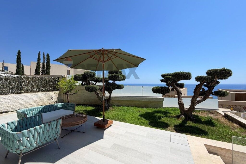VILLA WITH POOL FOR SALE IN GREEN COAST 1!