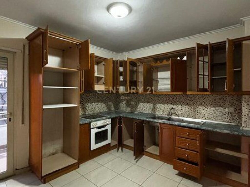 Shitet apartament 2+1+2 në Misto Mame