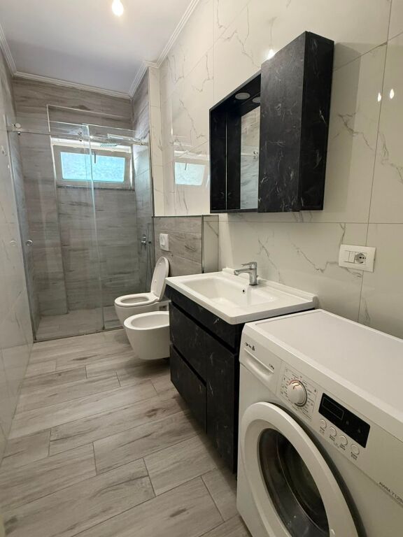Apartament Modern   3+1 pranë Stadiumit –  Mobilim Cilësor, Pallat i Ri dhe i Mirëadministruar