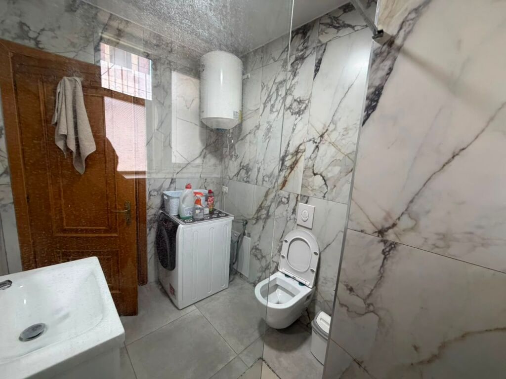 🏡 Jepet me qira apartament 2+1 – 📍 Laprakë (Pallati Arabit)💶 Çmimi: 60.000 lekë/muaj