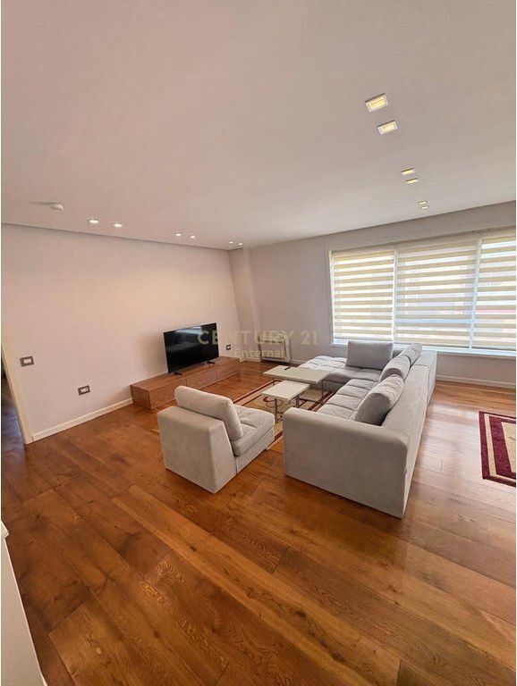Jepet me Qira Apartament 4+1+3 ne Zonen e ish-Gardes ENT146524