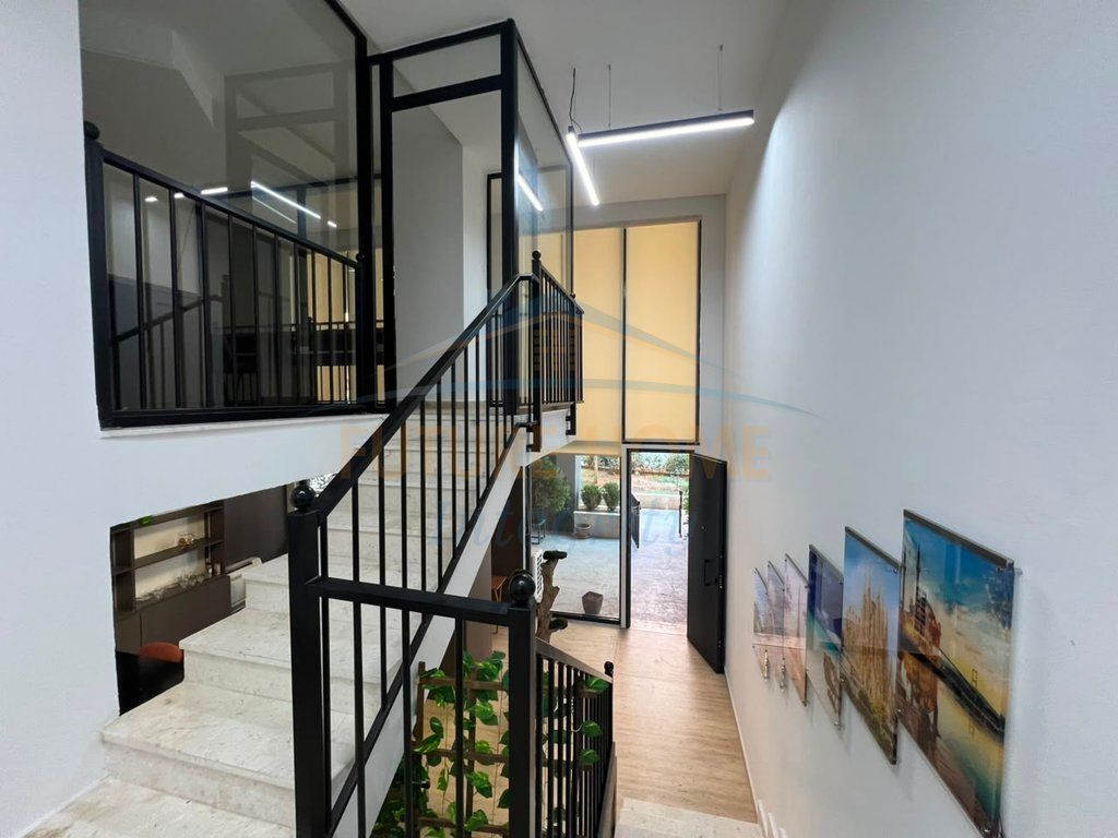Qera, Ambient duplex për Zyra, Pazari i Ri, Tiranë.