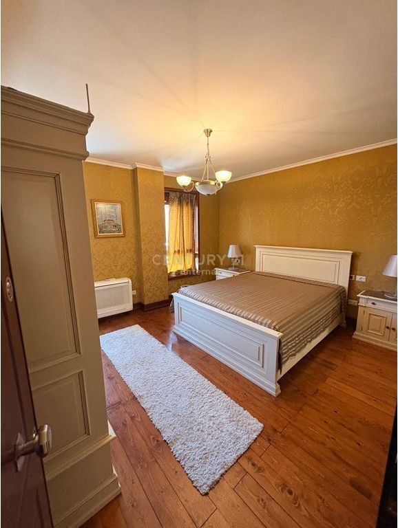 Jepet me Qira Apartament 4+1+3 ne Zonen e ish-Gardes ENT146524