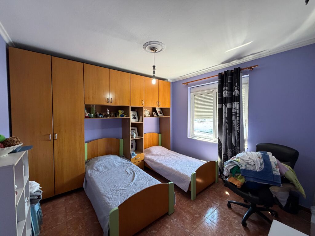 Appartamento 2+1 in vendita – Comune di Parigi  📍 Posizione: Alla Comune di Parigi, accanto a Kika 2.  * Superficie totale: 87 m² * Superficie netta: 83 m² * Piano: 10 (non l'ultimo piano) * Con ipoteca * Possibilità di acquisto con credito bancario  💰 Prezzo: 250.000.000 lek (250 milioni di lek)