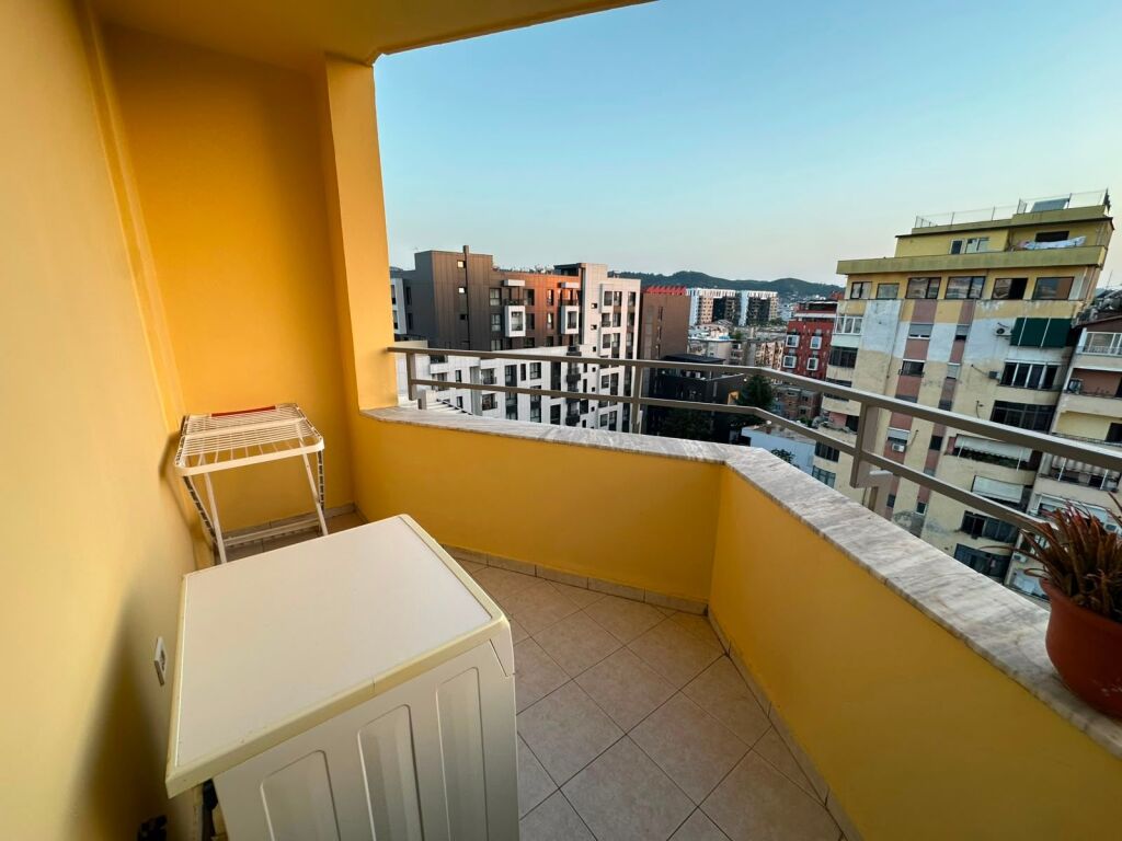Shitet apartament 1+1 ne zonen e 21 Dhjetorit prane Rruges Muhamed Gjollesha.    ID 5286