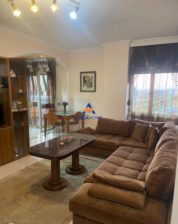 AFFITTASI APPARTAMENTO 2+1+BALCONE "STAZIONE DEI TRENI" 75.000 LEKE