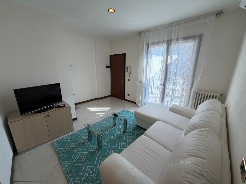 Jepet me qira apartament 1+1 – Kinostudio  📍 Vendndodhja: Kinostudio, në shtëpi private.  💶 Qiraja: 45000 leke  në muaj  I padiskutueshem