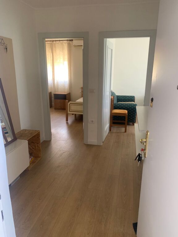 Jepet me qira apartament 2+1 te Rruga Fortuzi.