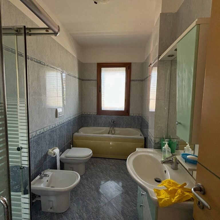 🏡✨ **VILLA SU TRE PIANI CON CORTILE IN VENDITA – MARIKAJ** ✨