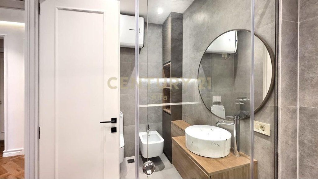 Apartament Luksoz 3+1+2 + Post Parkimi per Qira tek "Golden Residence"