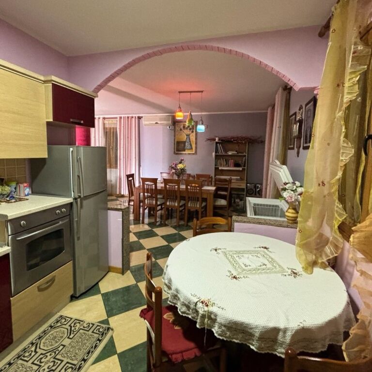 🏡✨ **VILLA SU TRE PIANI CON CORTILE IN VENDITA – MARIKAJ** ✨