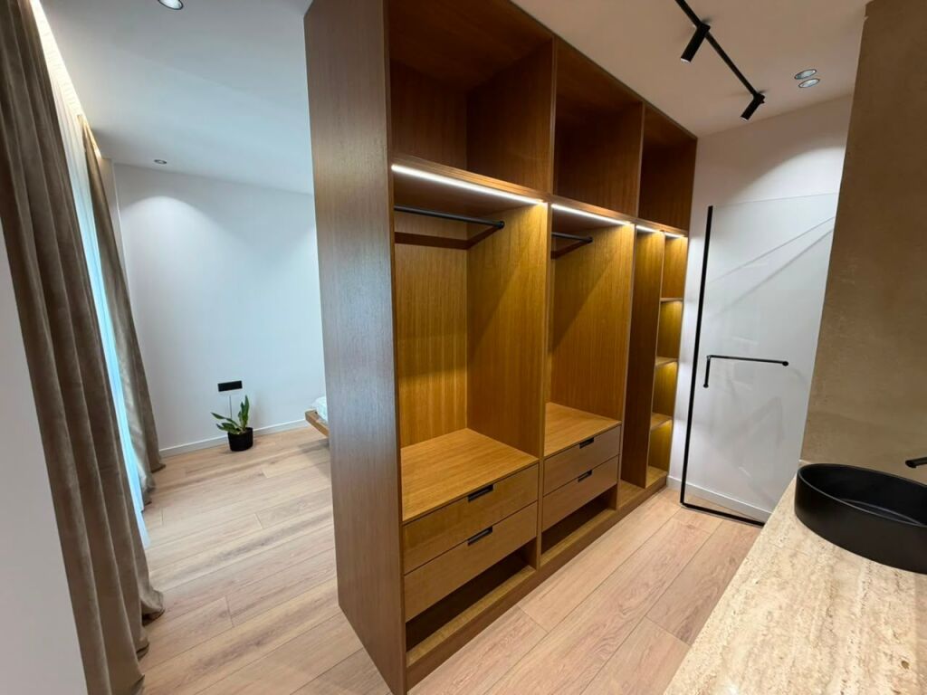 Appartamento 2+1 in affitto – Via Odhise Paskali, vicino a Piazza Shtraus, Tirana.  ✅ 6° piano, edificio nuovo (2024) ✅ 2 camere da letto, soggiorno + cucina ✅ 1 bagno + 1 doccia nella camera matrimoniale ✅ Veranda di 20 m² ✅ Orientamento sud  💰 Prezzo: 90.000 lek/mese.  📞 Per maggiori informazioni, contattare.