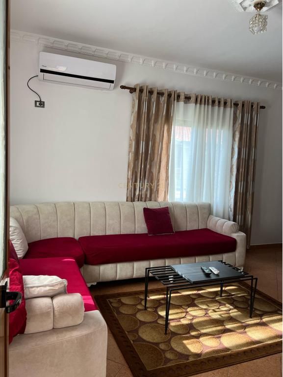 2+1 IN AFFITTO - VIA SIRI KODRA, TRA LA VIA 5 MAJI E LA SOTTOSTAZIONE ELETTRICA, 500 € /Mese 50.000 Lek /Mese